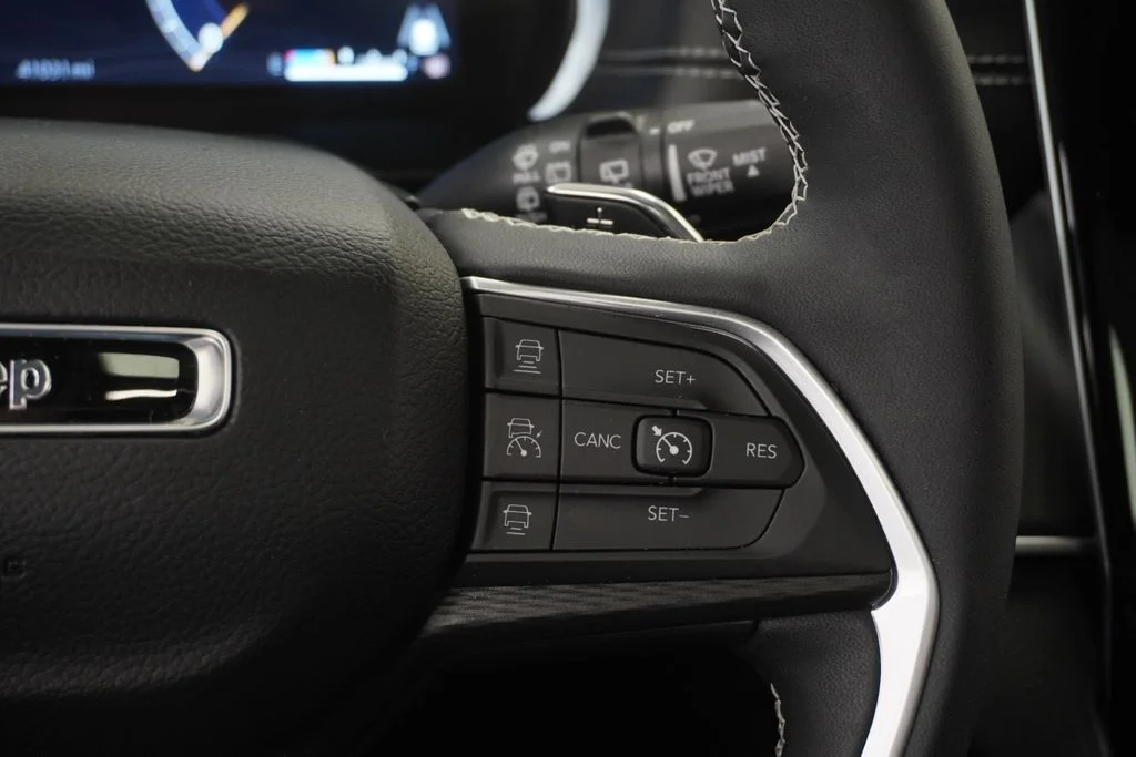 Used 2025 Red Jeep Altitude X image 36