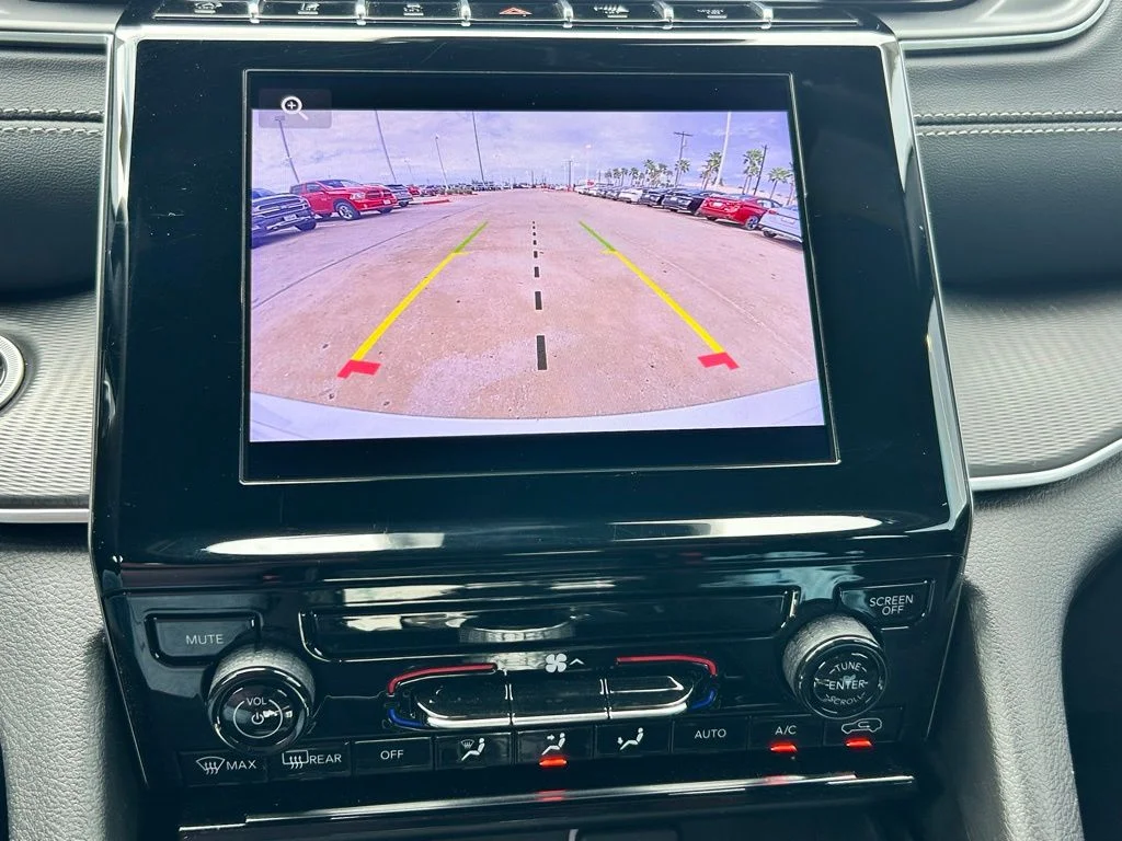 Used 2025 White/off-white Jeep Laredo image 7