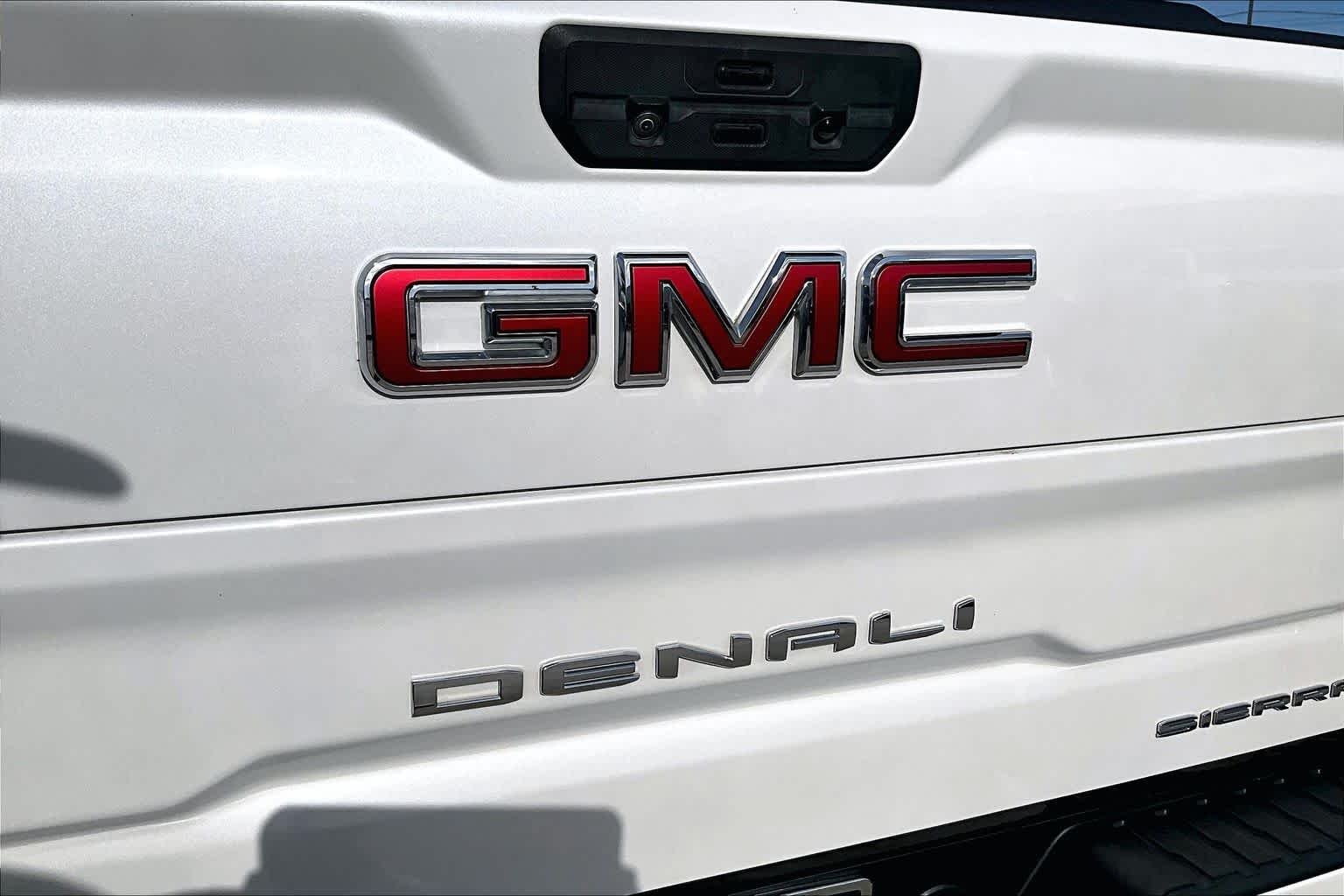 Used 2022 White Frost Tricoat GMC Denali image 31