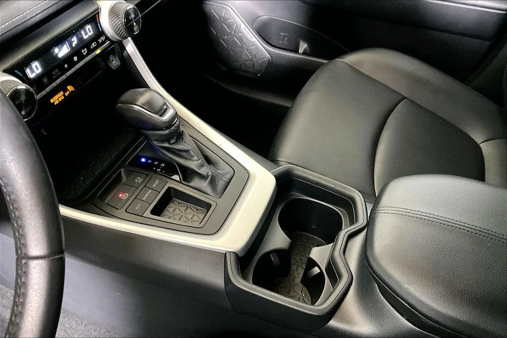 Used 2020 White Toyota XLE Premium image 13