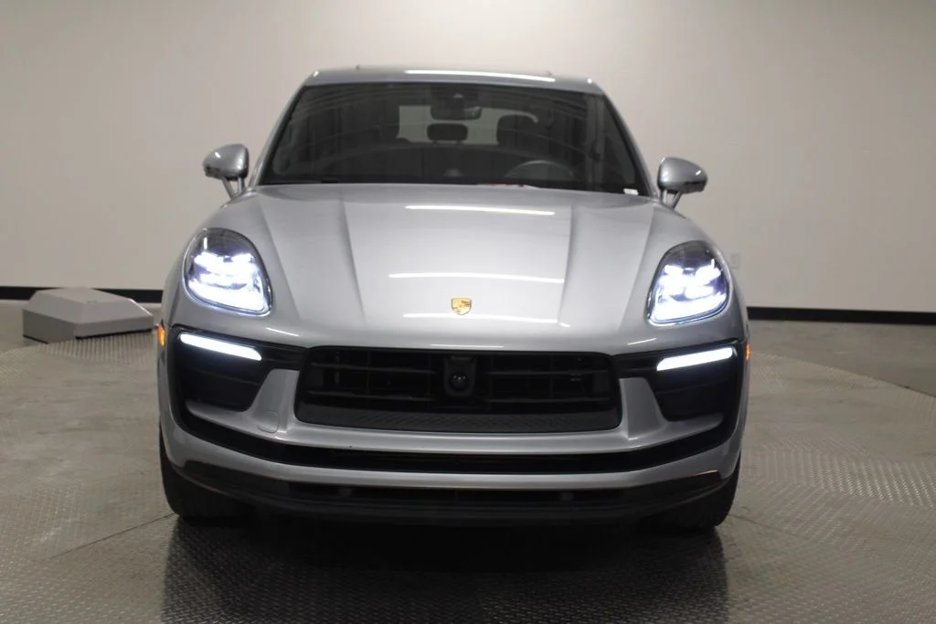Used 2025  Porsche  image 12