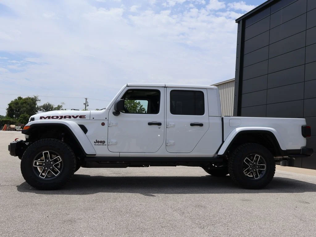 New 2026 Bright White Clear-Coat Exterior Paint Jeep Mojave image 2