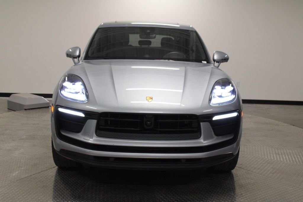Used 2025  Porsche  image 12