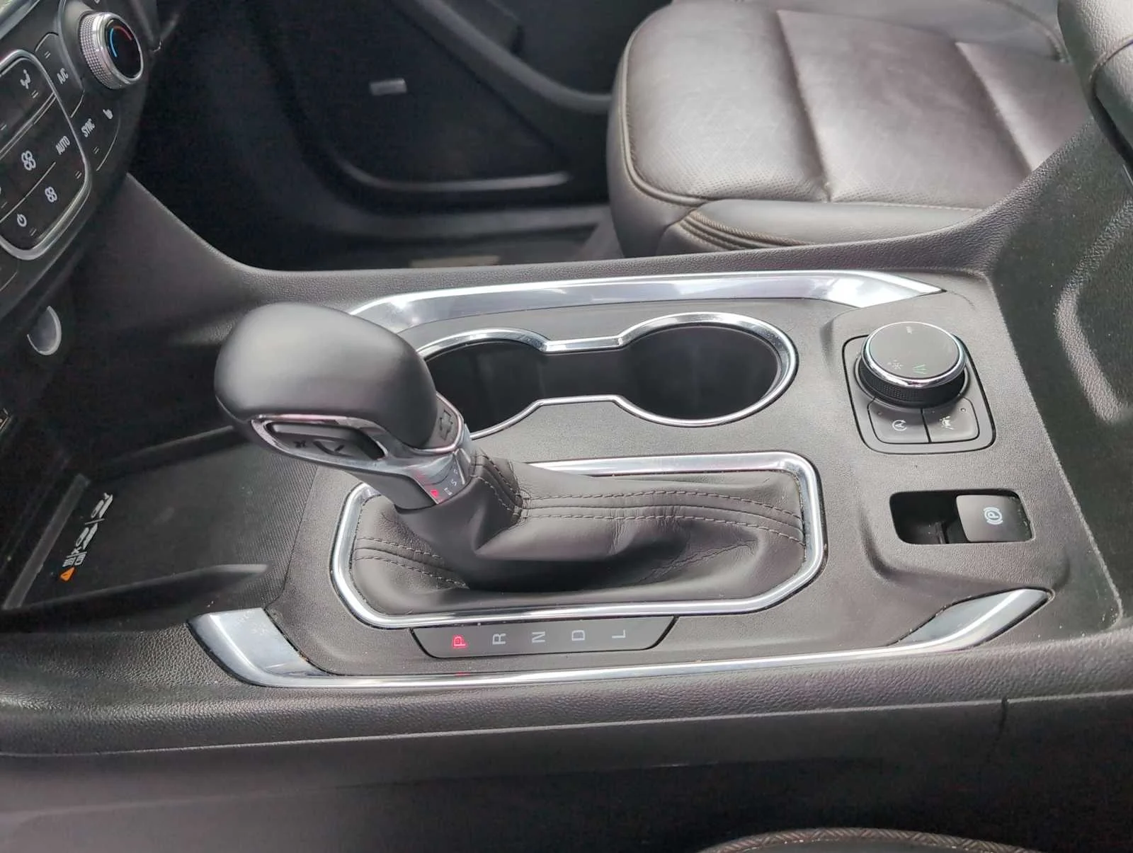 Used 2023 Iridescent Pearl Tricoat Chevrolet High Country image 16