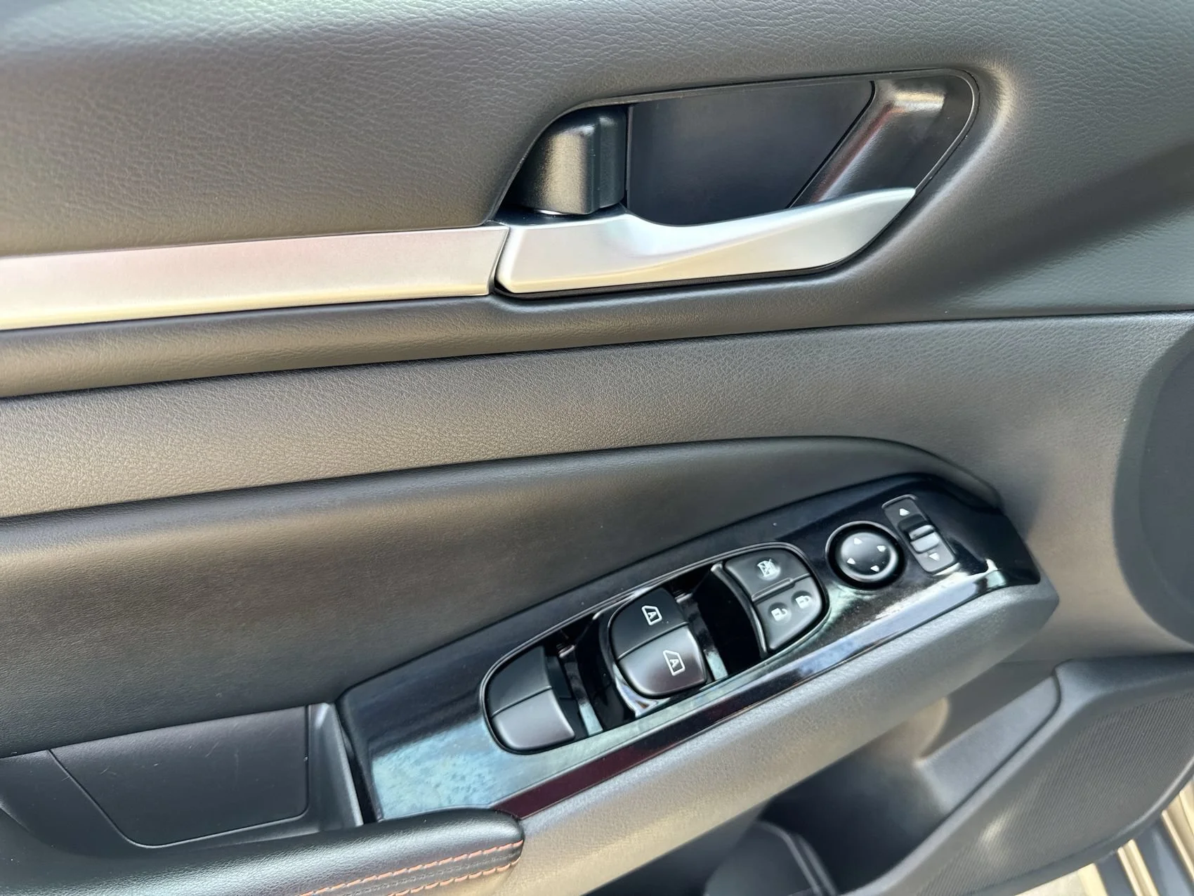 Used 2025 Gun Metallic Nissan SR image 13