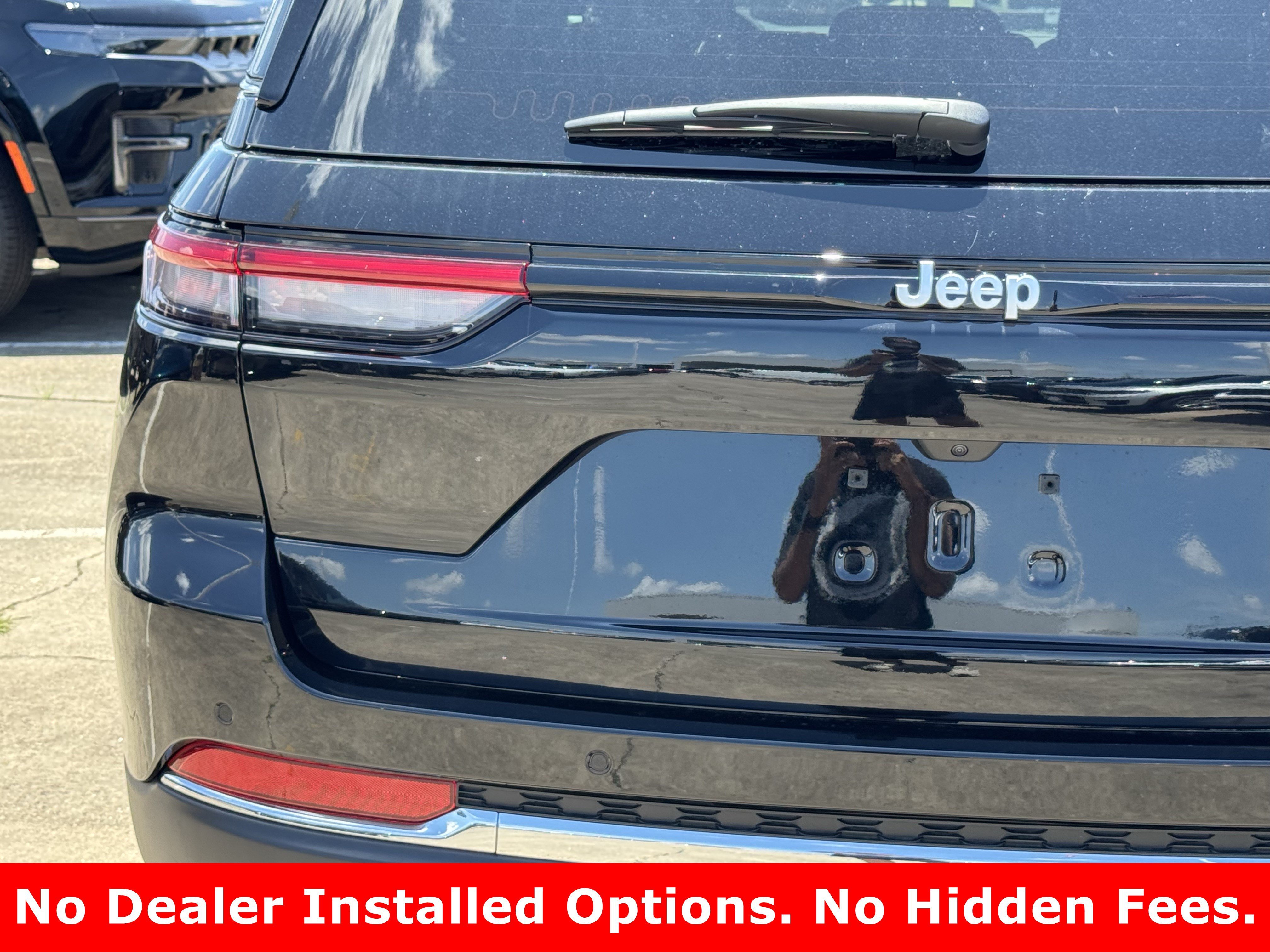 New 2026 Diamond Black Crystal Pearl-Coat Exterior Paint Jeep Laredo image 10