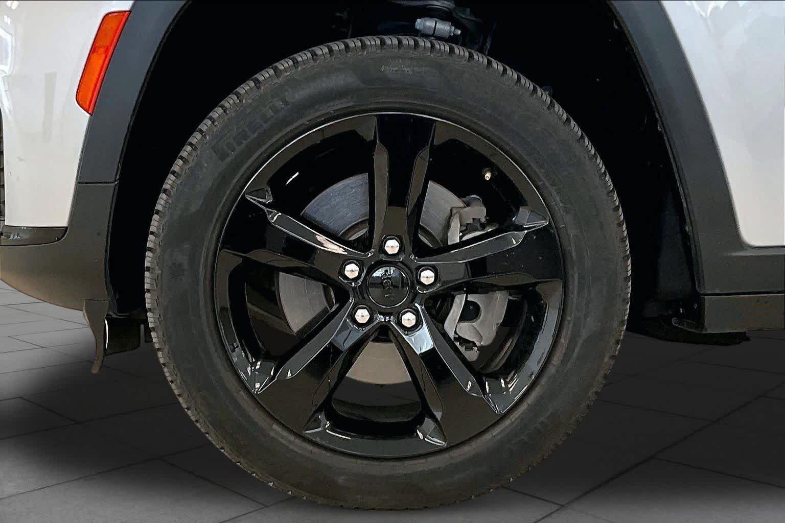 Used 2023 Silver Zynith Jeep Laredo image 10