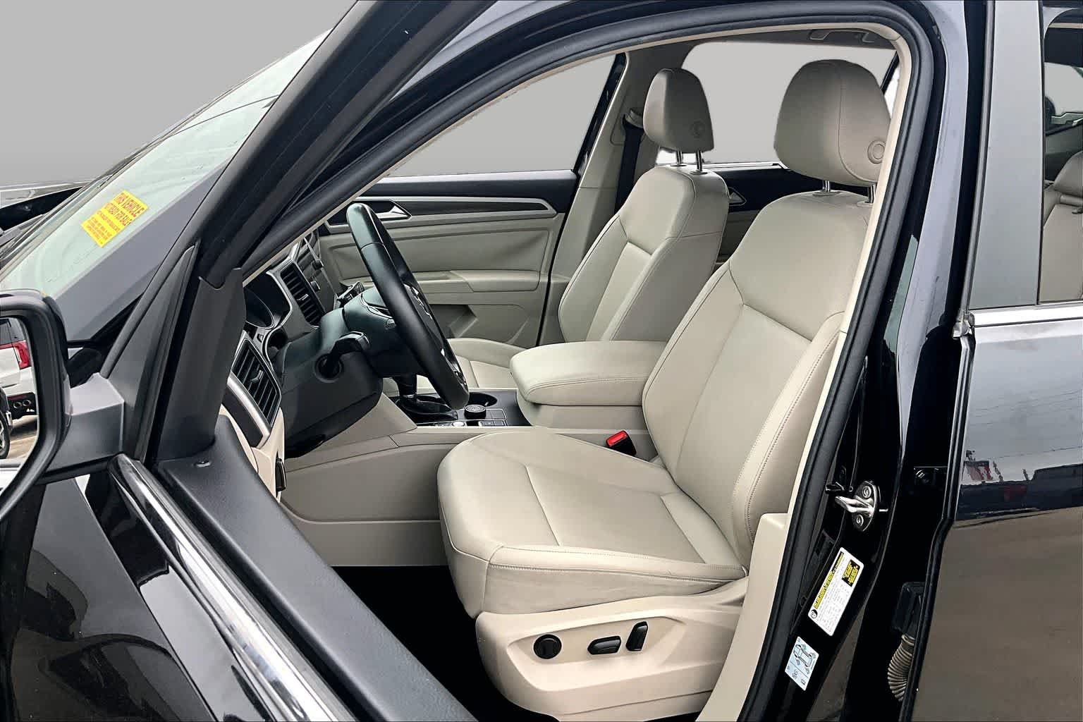 Used 2019 Deep Black Pearl Volkswagen 3.6L V6 SE w/Technology image 8