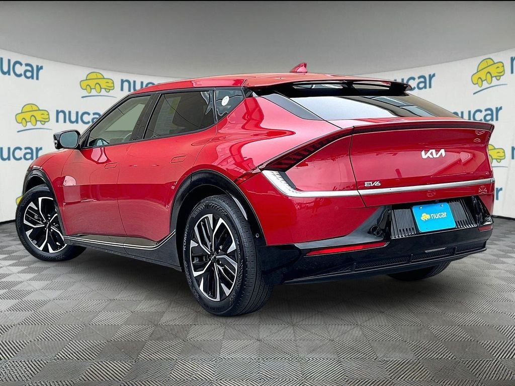 Used 2022 Red Kia Wind image 4