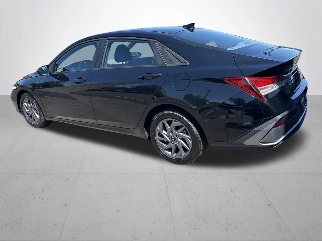 Used 2024 Black Hyundai SEL image 9