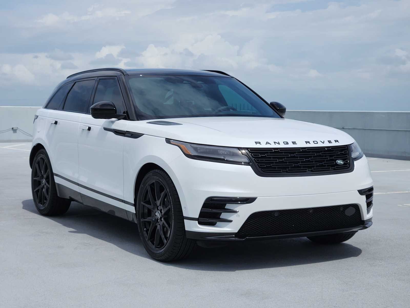 New 2026 Ostuni Pearl White LAND ROVER Belgravia Edition image 3