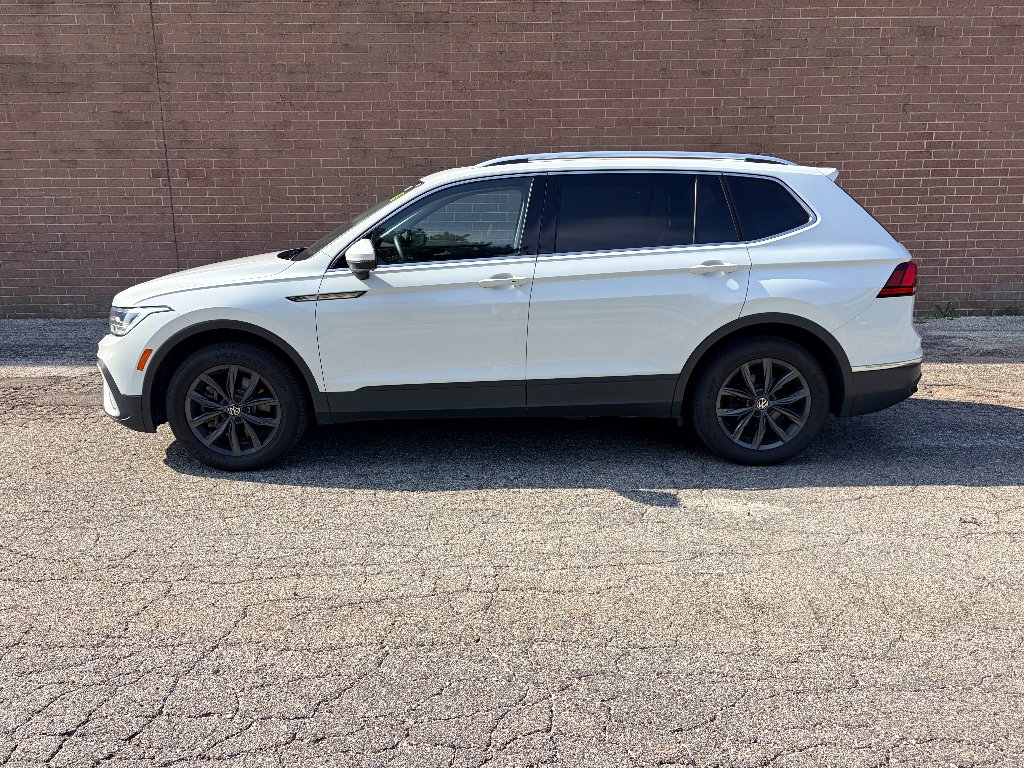 Used 2022 Pure White Volkswagen SE image 2