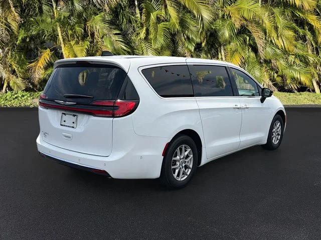 Used 2025 White Chrysler Select image 4