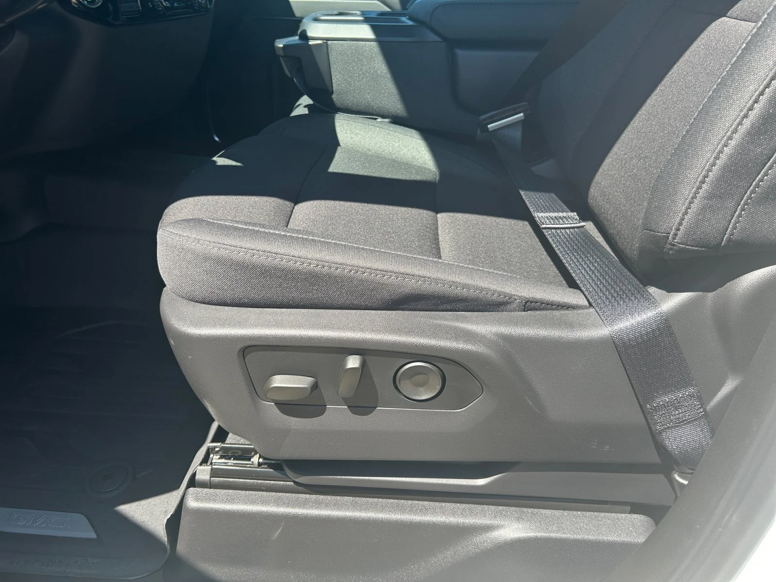 New 2026 Summit White GMC Elevation image 6
