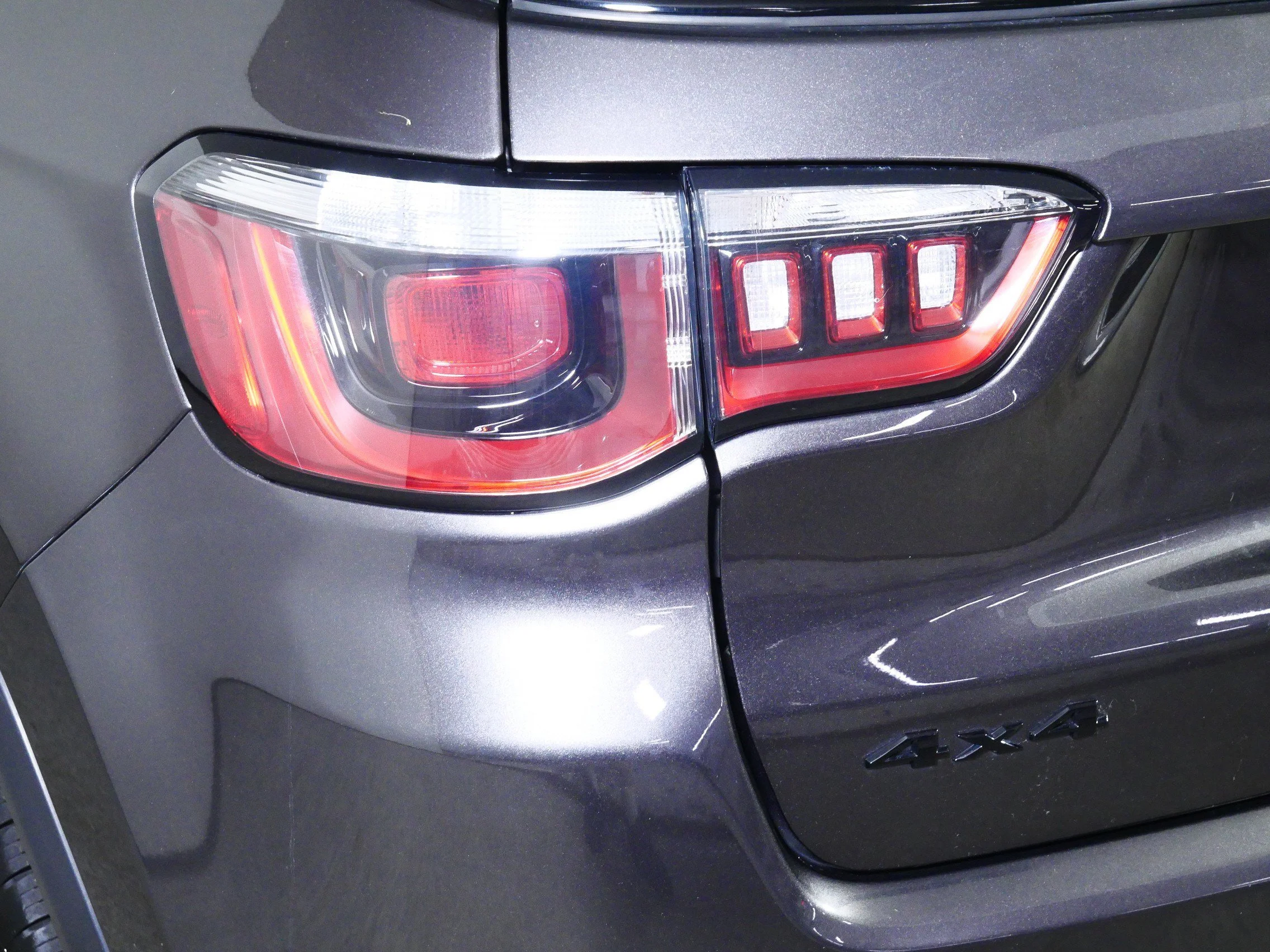Used 2019 Granite Crystal Metallic Clearcoat Jeep Altitude image 17