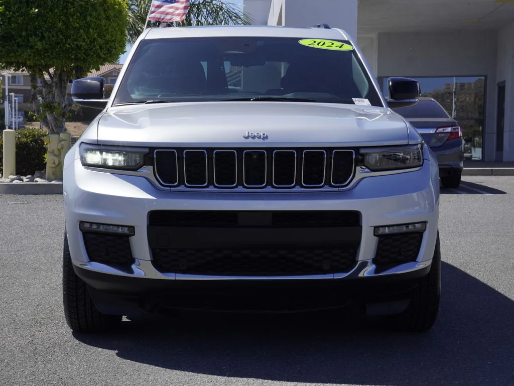 Used 2024 Silver Jeep Limited image 8