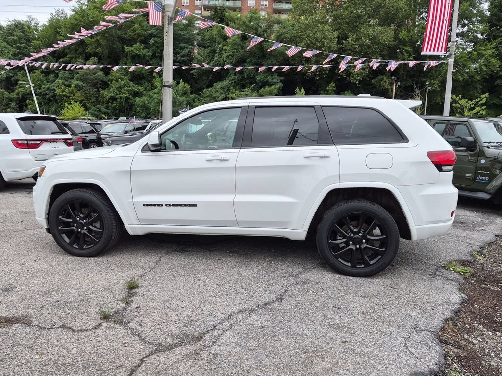 Used 2021 White Jeep Laredo X image 10