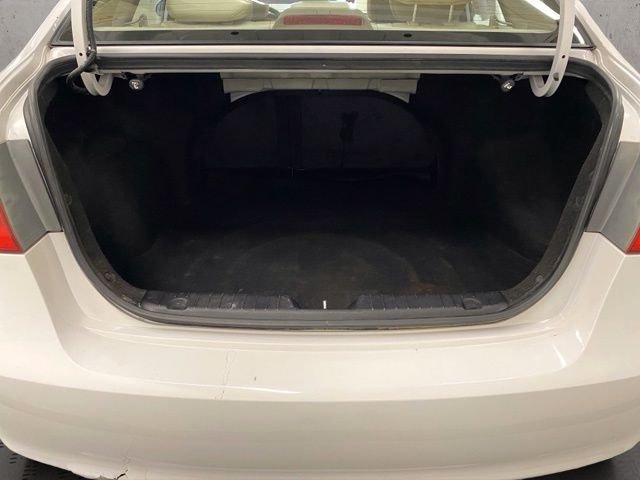 Used 2010 White Hyundai GLS image 19