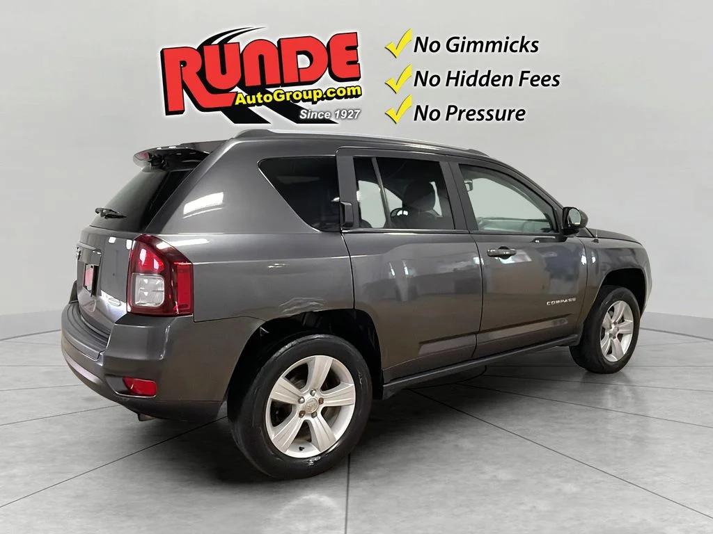 Used 2017 Granite Crystal Clearcoat Metallic Jeep Latitude image 6