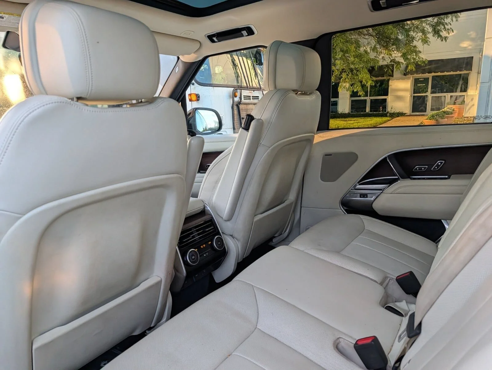 Used 2023  Land Rover SE image 17