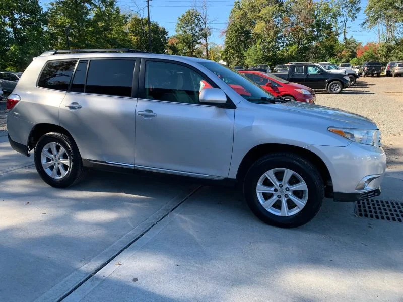 Used 2011 Silver Toyota Sport Utility 4D image 15