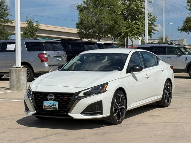 Used 2024 Glacier White Nissan 2.5 SR image 9