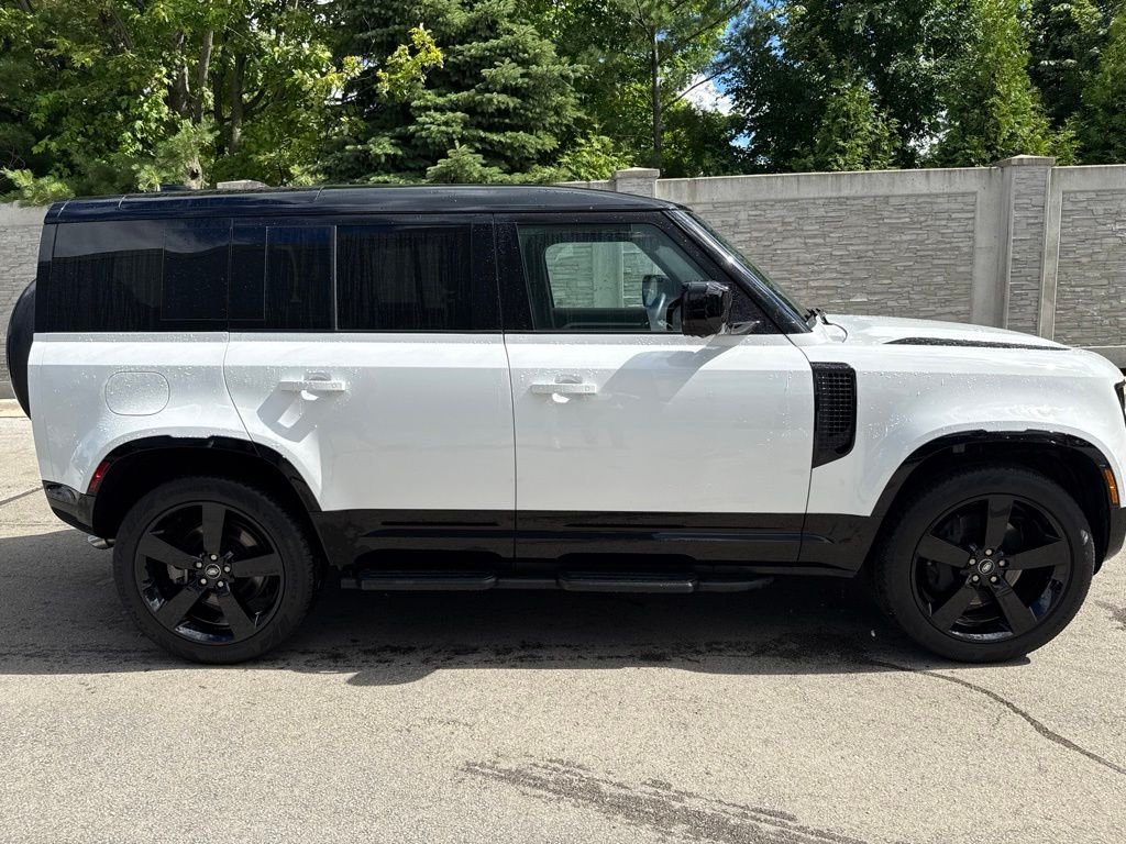 Used 2025 White Land Rover X-Dynamic SE image 6