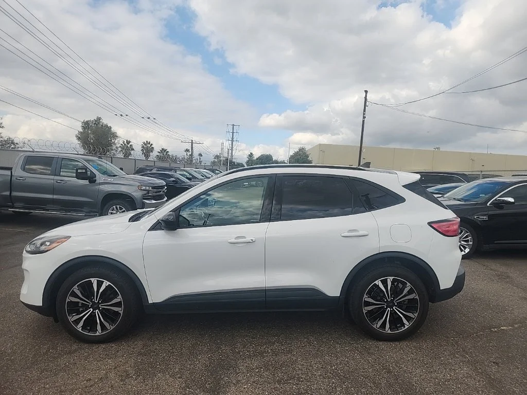 Used 2022 White Ford SE image 9