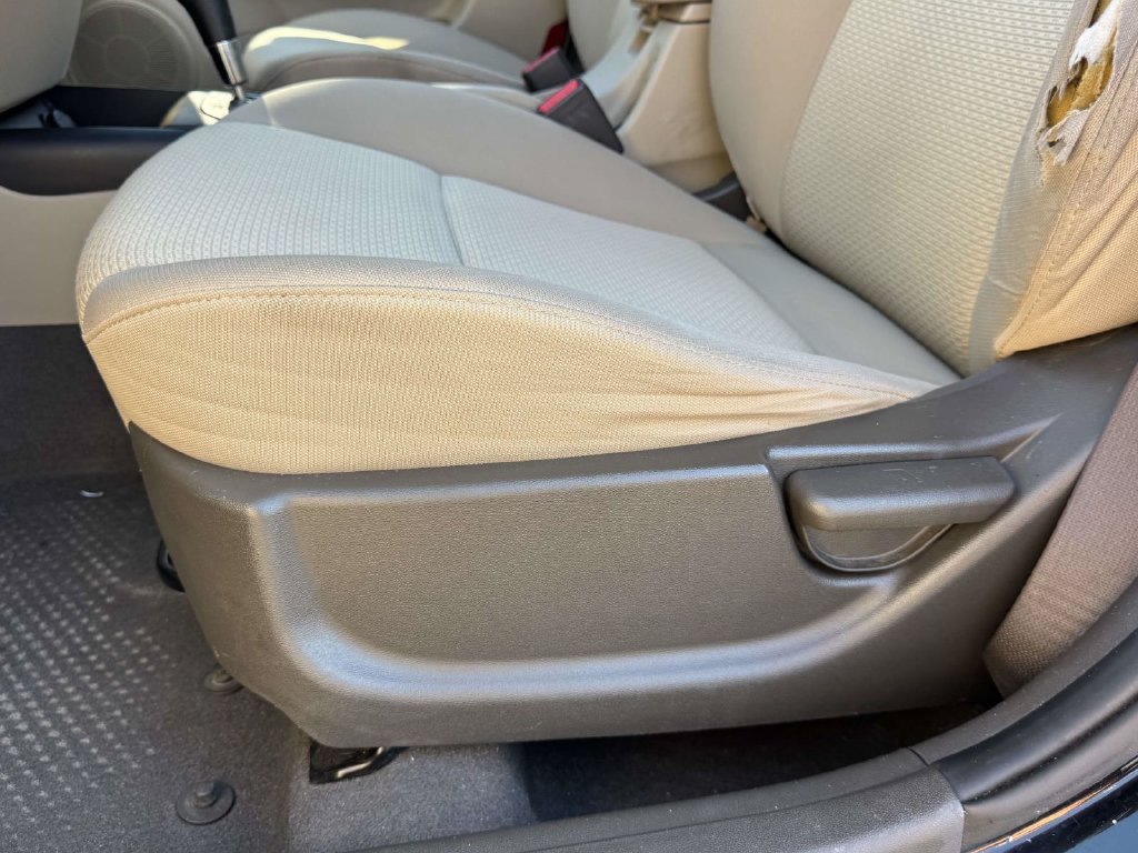 Used 2012 Black Hyundai GLS image 19