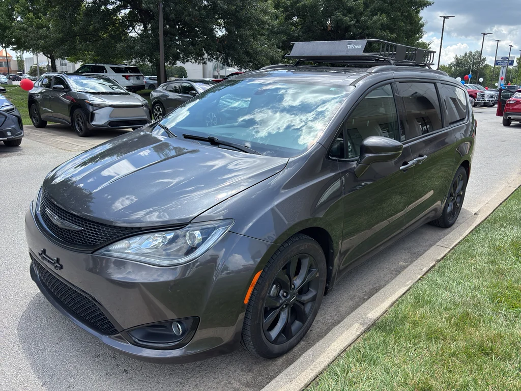 Used 2018 Granite Crystal Metallic Clearcoat Chrysler Limited image 2