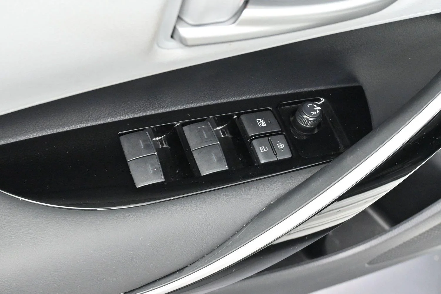 Used 2024 Ice Cap Toyota XSE image 11