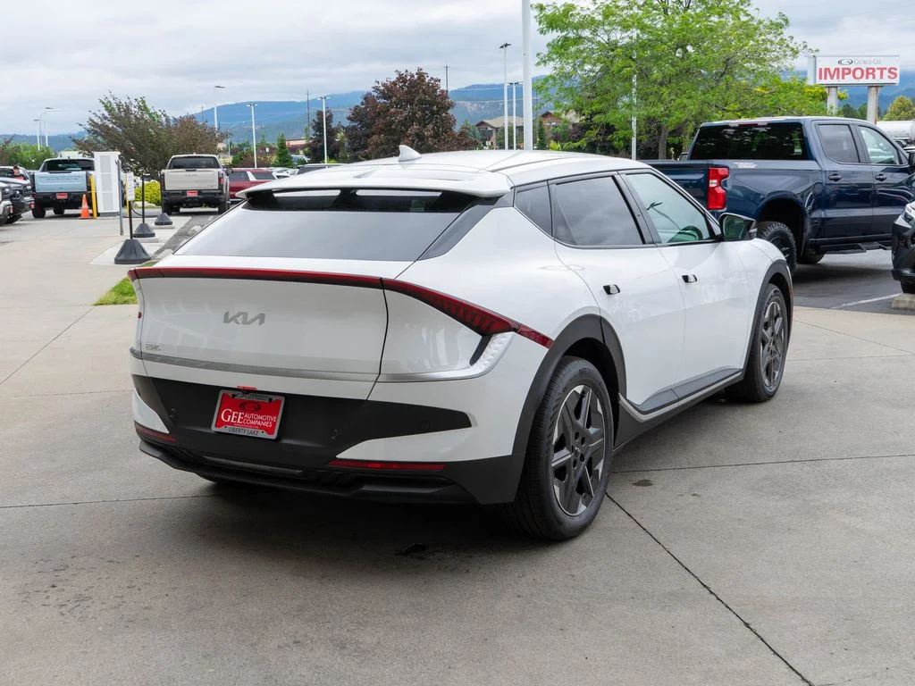 New 2026 Glacial White Pearl Kia LIGHT image 7