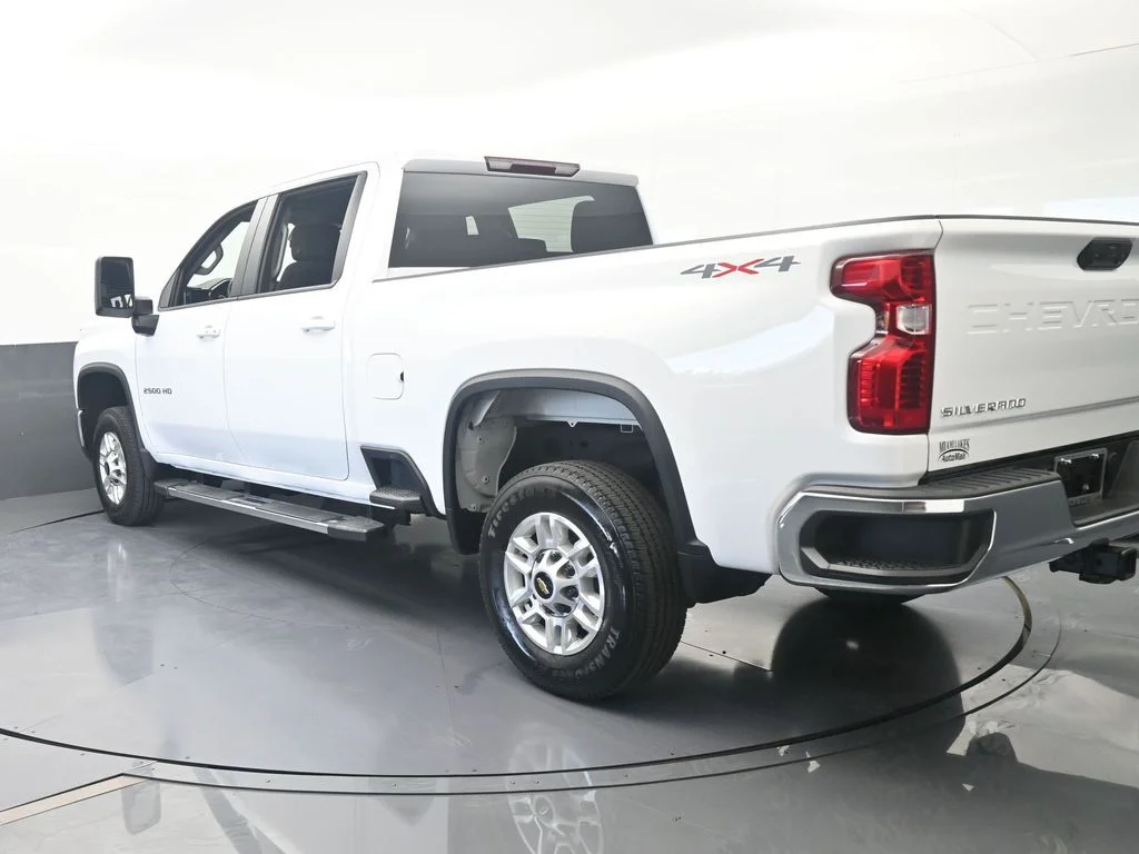 Used 2025 Summit White Chevrolet LT image 3