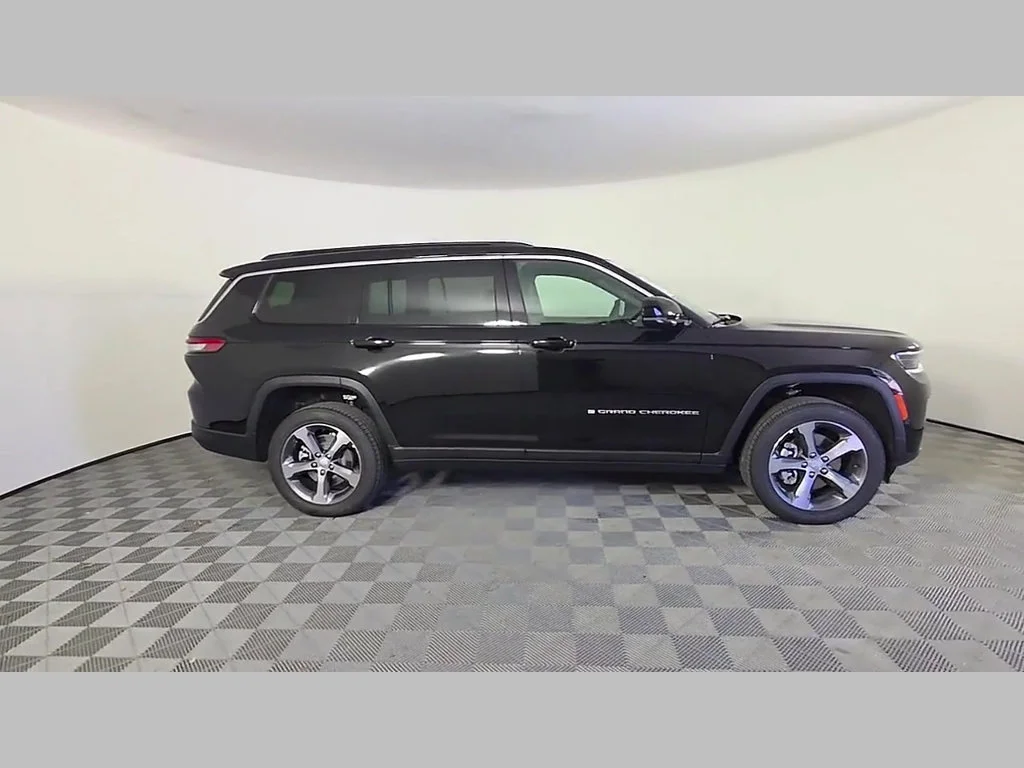 New 2026 Diamond Black Crystal Pearl-Coat Exterior Paint Jeep Limited image 23