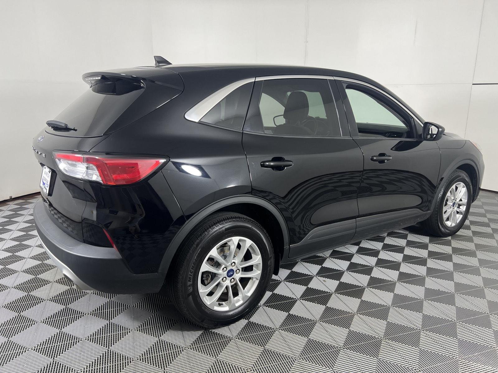 Used 2022 Agate Black Ford SE image 11