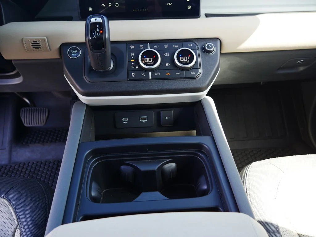 Used 2023  Land Rover X-Dynamic SE image 32