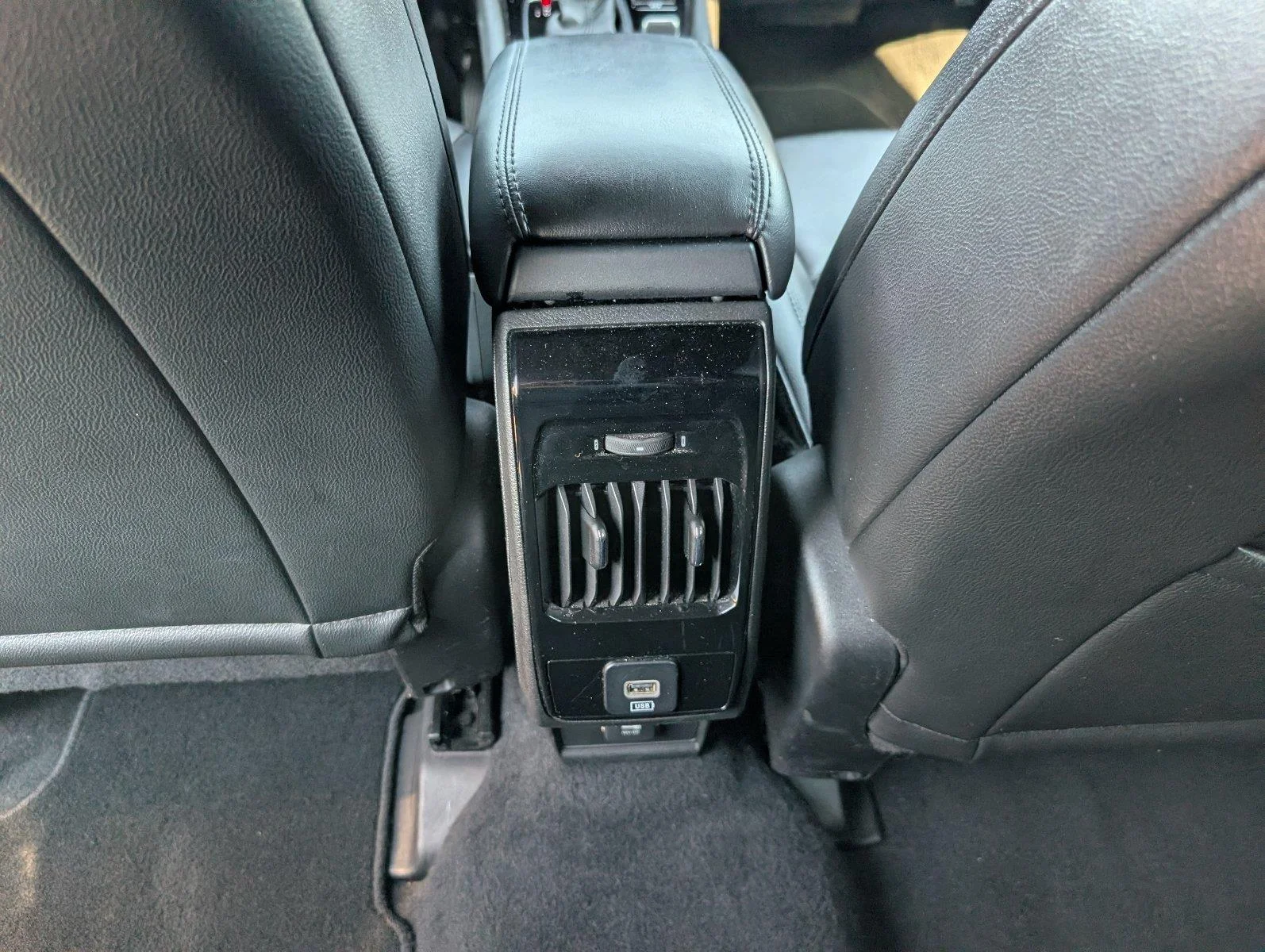 Used 2025 Red Hot Pearlcoat Jeep Latitude image 23