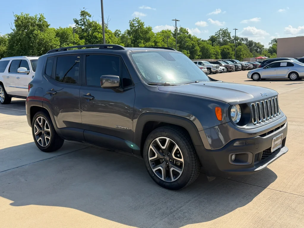 Used 2018 Granite Crystal Metallic Clearcoat Jeep Latitude image 8