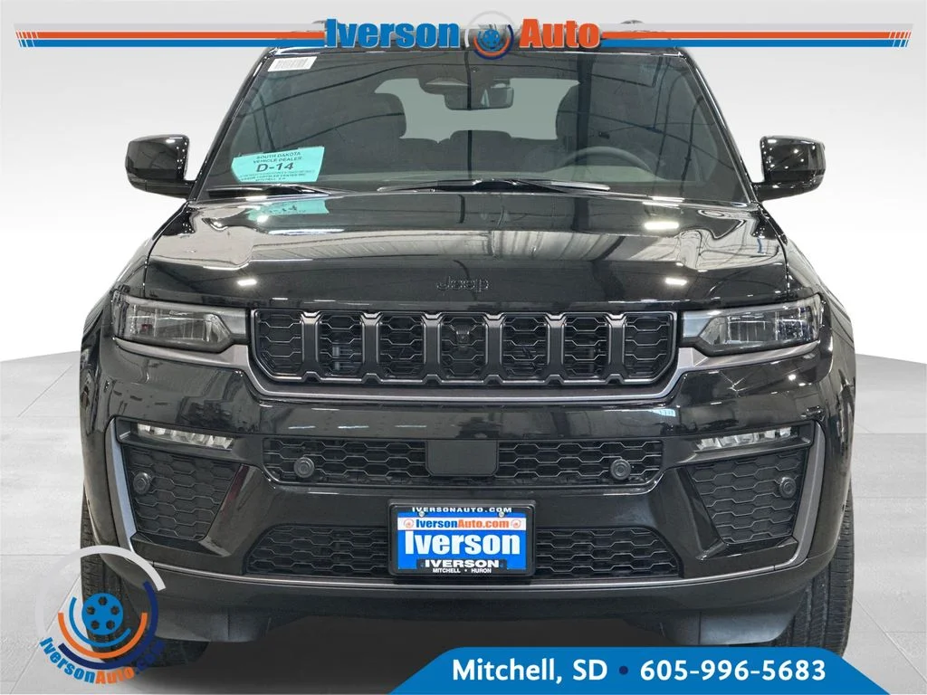 New 2026 Diamond Black Crystal Pearl-Coat Exterior Paint Jeep Limited image 2