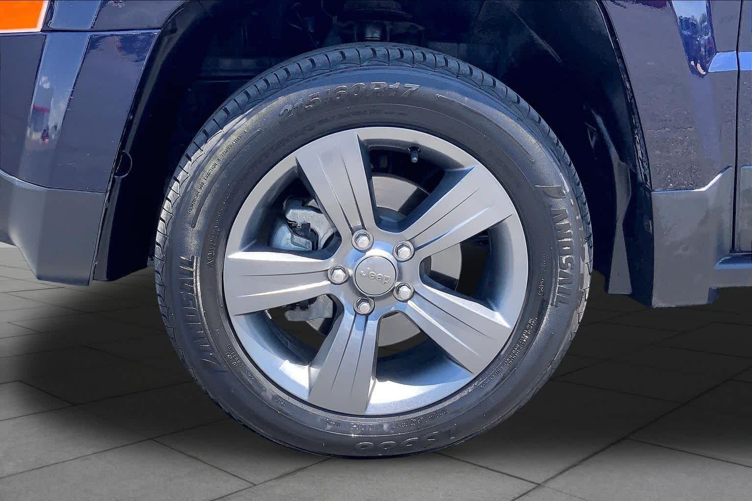 Used 2014 True Blue Pearlcoat Jeep High Altitude image 11