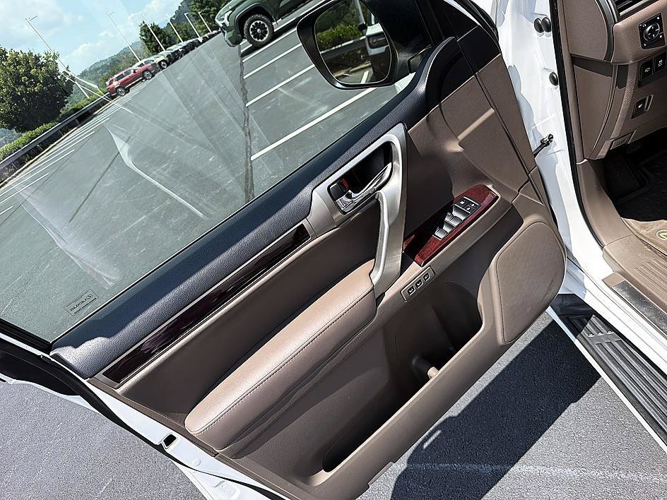 Used 2015 Starfire Pearl Lexus 460 image 10
