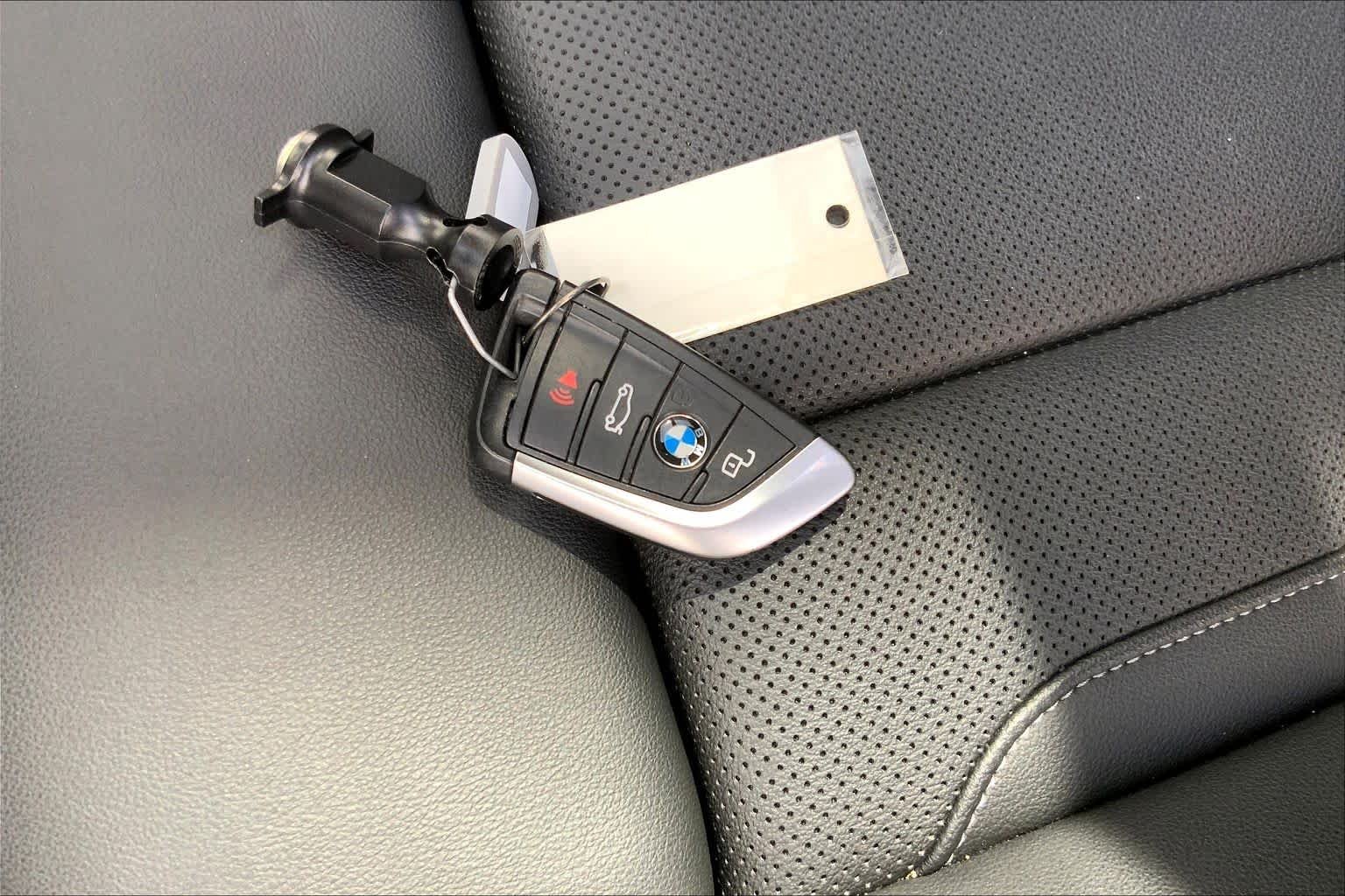 Used 2024 Alpine White BMW xDrive30i image 14
