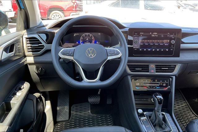 2025 Volkswagen Taos SE Black - Photo 18