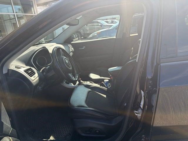 Used 2020 Diamond Black Crystal Pearlcoat Jeep Latitude w/Sun/Safety Pkg image 9