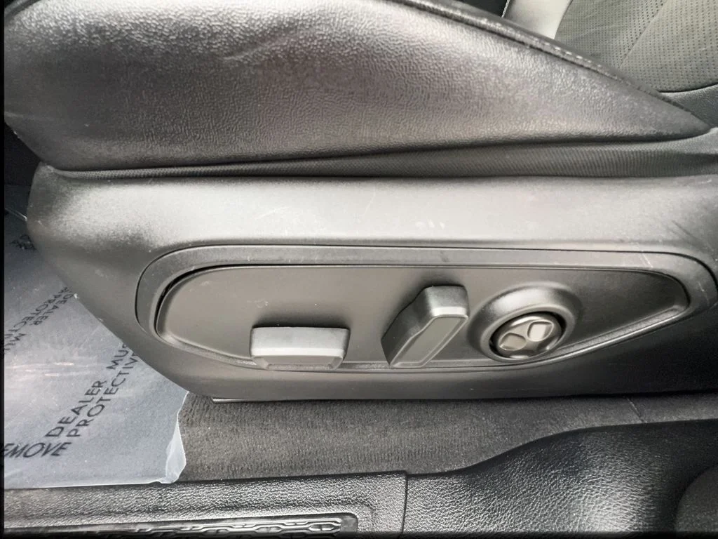 Used 2024 White/off-white Jeep Altitude image 21