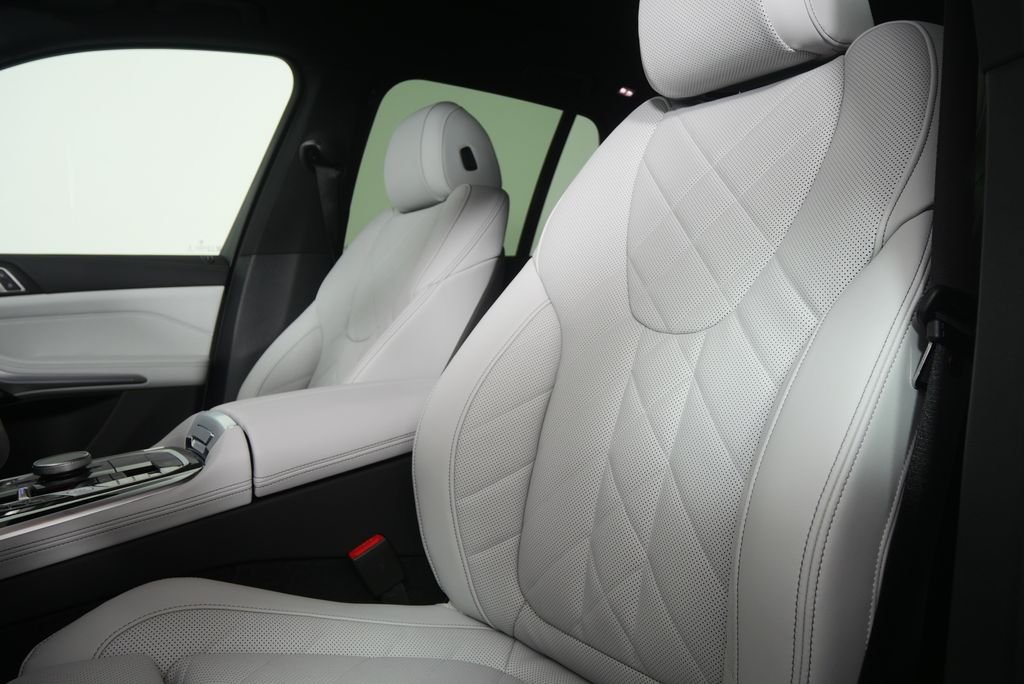 Used 2026 Alpine White BMW xDrive40i image 11