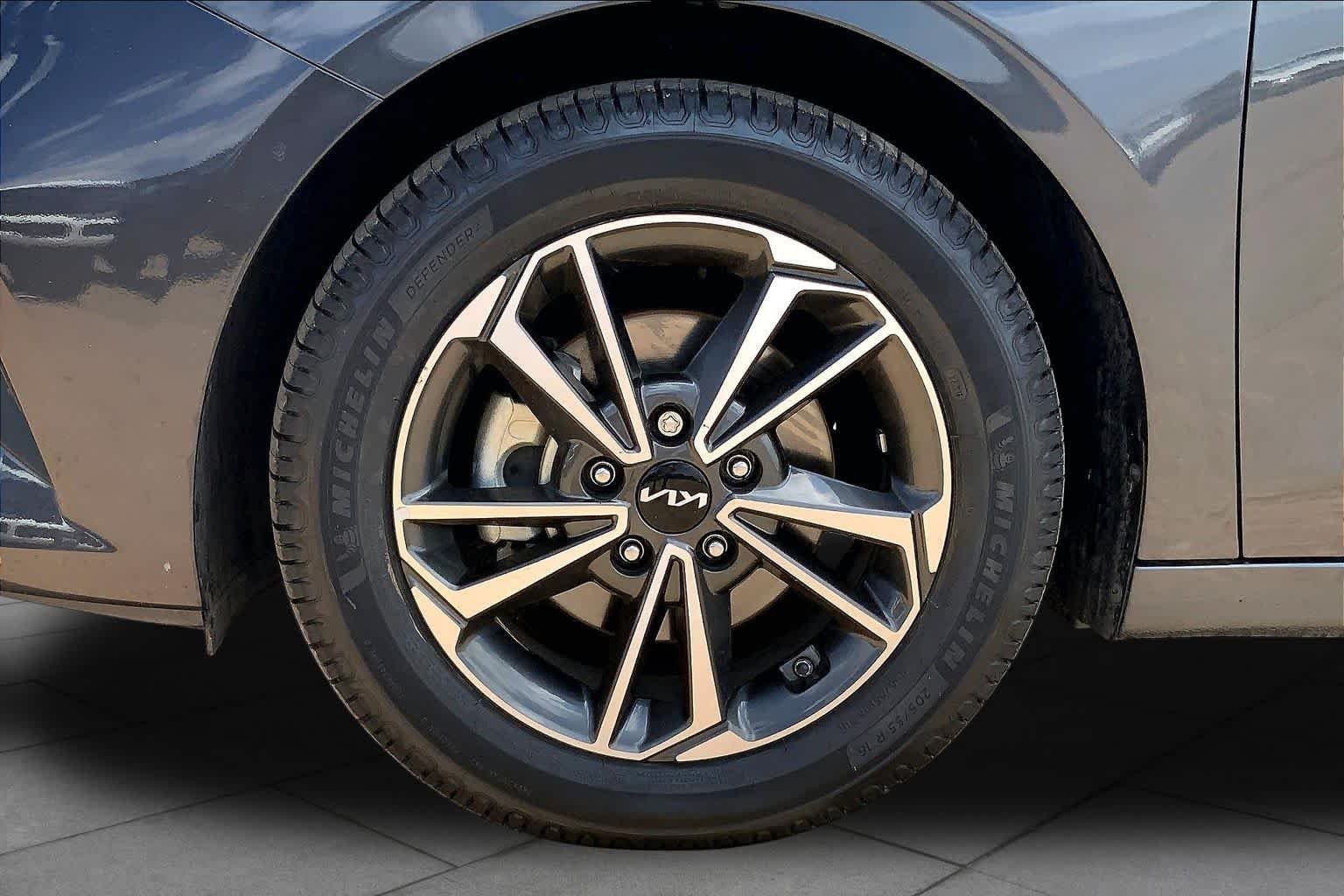 Used 2023 Gravity Gray Kia LXS image 11