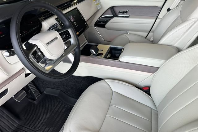 New 2026 Obsidian Black in Gloss Finish Land Rover SE image 9