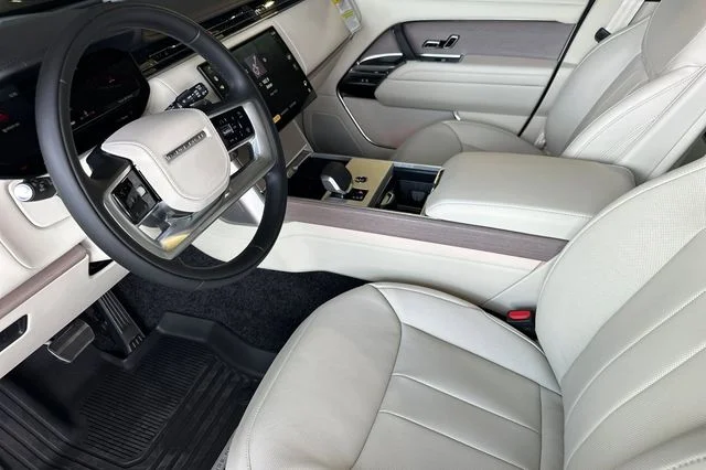New 2026 Obsidian Black in Gloss Finish Land Rover SE image 9
