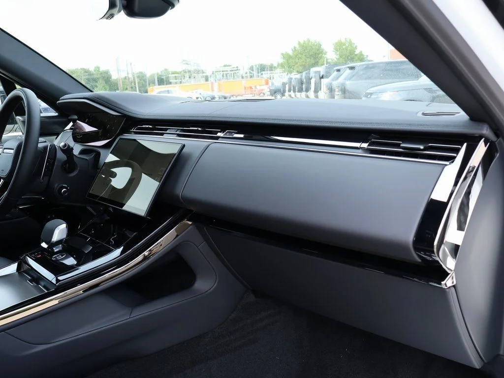 New 2025 Fuji White Land Rover Dynamic SE image 11